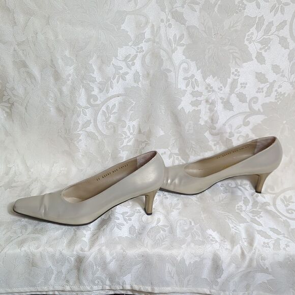 Salvatore Ferragamo Vintage Neutral Opal Tan Metal Heels - Picture 6 of 10